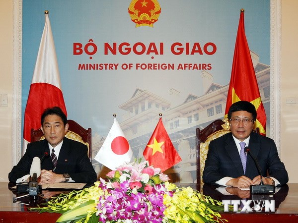 Phó Thủ tướng, Bộ trưởng Ngoại giao Phạm Bình Minh và Bộ trưởng Ngoại giao Nhật Bản Fumio Kishida tại buổi họp báo sau khi kết thúc hội đàm. (Ảnh: Phạm Kiên/TTXVN)