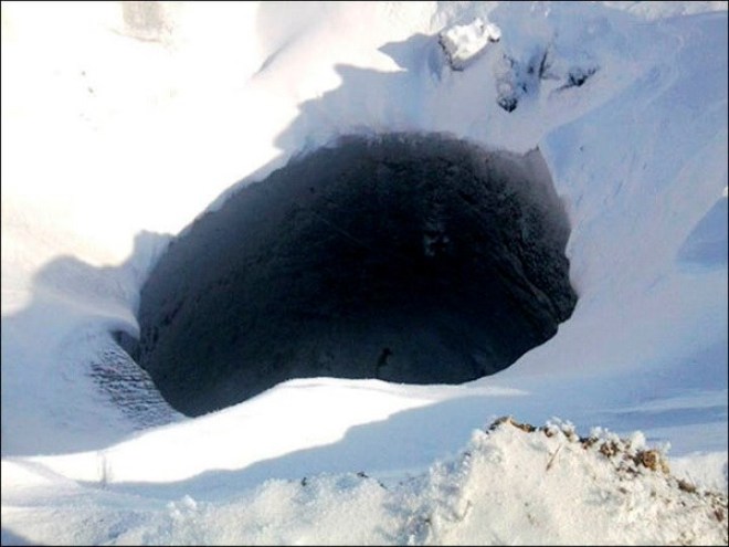 Miệng hố khổng lồ xuất hiện đầy bí ẩn ở Siberia. (Nguồn: ibtimes.co.uk)