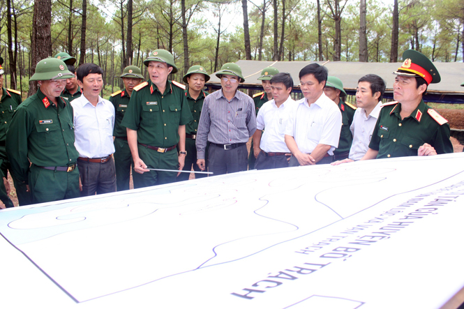 Trung tướng Nguyễn Hữu Cường, Tư lệnh-Trưởng ban chỉ đạo diễn tập Quân khu 4 kiểm tra công tác chuẩn bị diễn tập KVPT tỉnh Quảng Bình năm 2014.
