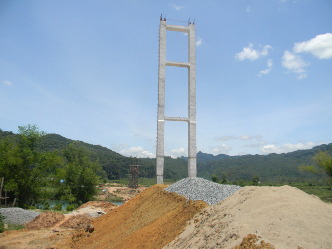 Theo dự kiến, công trình cầu treo nối từ vùng Trằm sang vùng Mé sẽ hoàn thành trước thời điểm 2-9-2014.