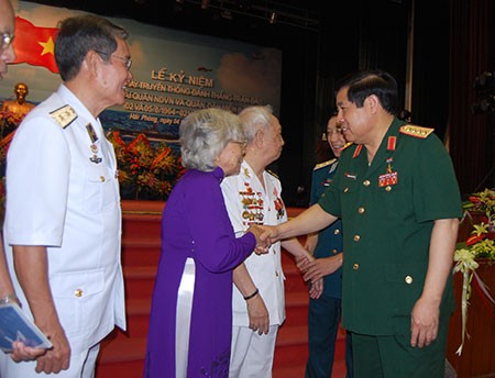 Đại tướng Phùng Quang Thanh trò chuyện thân mật với các nhân chứng trong Chiến thắng trận đầu. Ảnh Qdnd.vn
