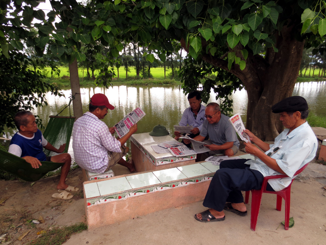 Trong khi các điểm đọc báo ở thôn Quảng Xá (Tân Ninh, Quảng Ninh) chủ yếu là báo cũ...