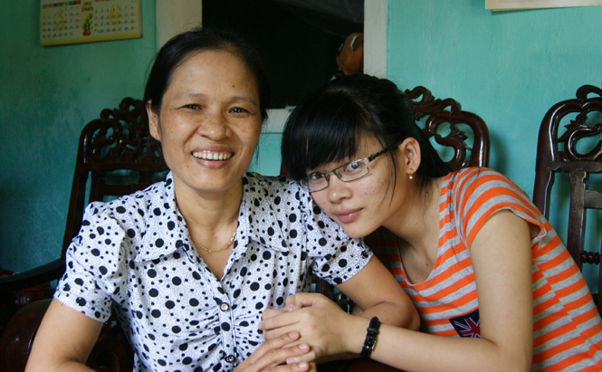 Thủ khoa Lê Thùy Linh và mẹ.
