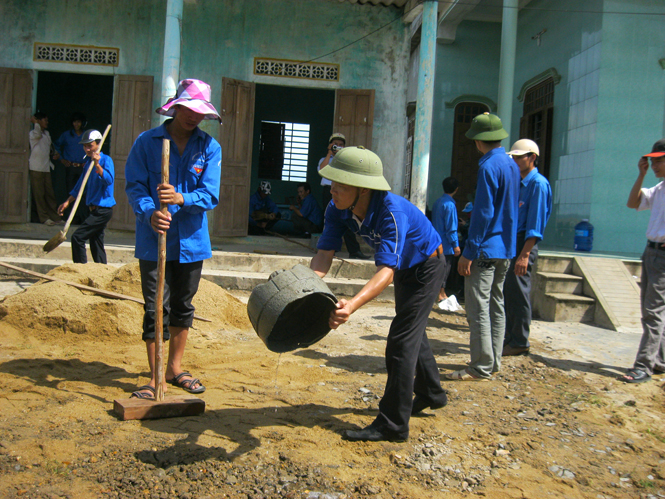 Thanh niên Quảng Xuân tích cực tham gia vào các hoạt động  tình nguyện vì cộng đồng trên địa bàn.