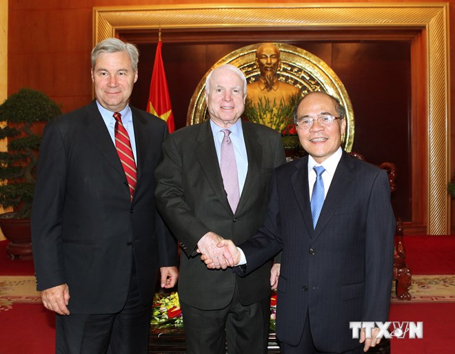 Chủ tịch Quốc hội Nguyễn Sinh Hùng tiếp hai thượng nghị sỹ John McCain (giữa) và Sheldon Whitehouse (bên trái). (Ảnh: Lâm Khánh/TTXVN),