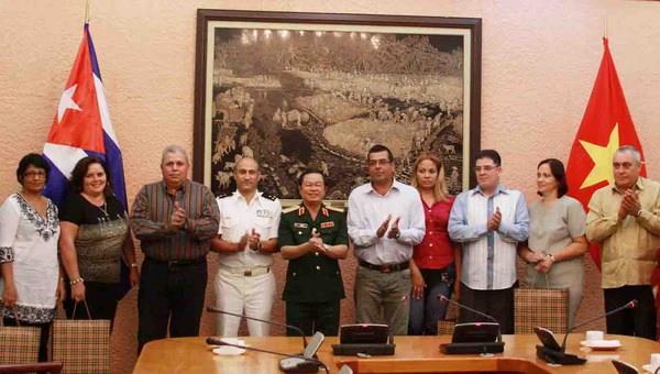 Thượng tướng Đỗ Bá Tỵ cùng Đoàn nghỉ dưỡng Bộ các lực lượng vũ trang cách mạng Cuba. (Nguồn: TTXVN)