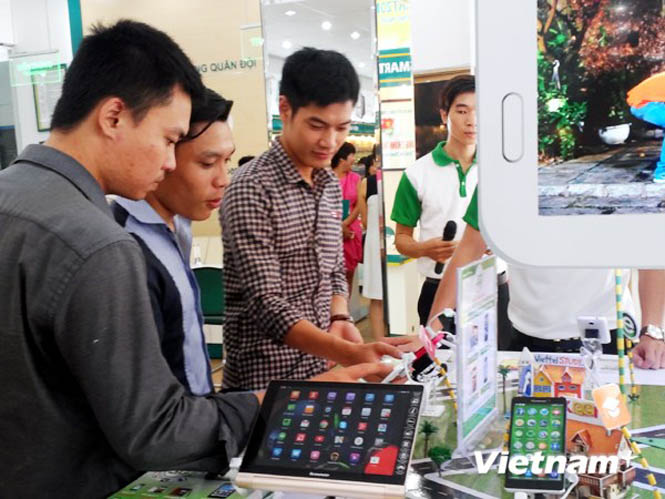 Trải nghiệm 3G miễn phí tại cửa hàng Viettel. (Ảnh: T.H/Vietnam+)