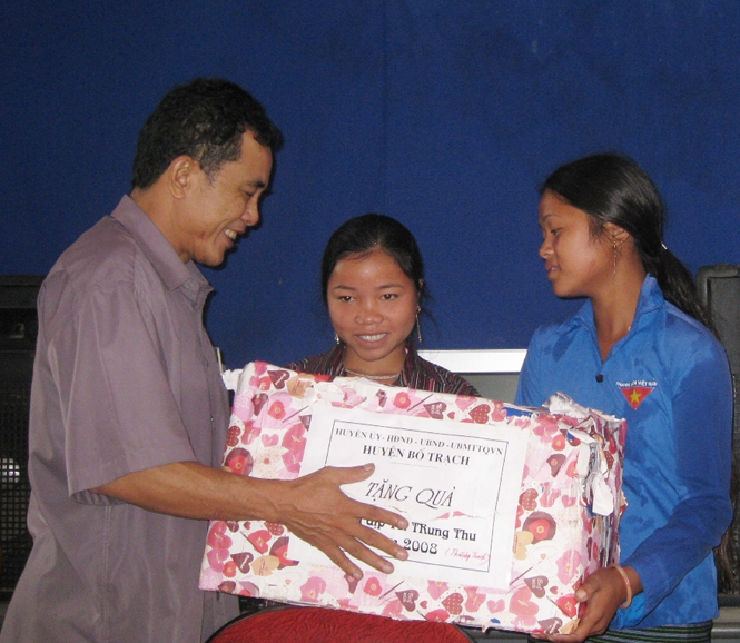 Đồng chí Nguyễn Hồng Thanh thăm và tặng quà cho các cháu học sinh A Rem xã Tân Trạch (Bố Trạch) nhân dịp Tết Trung thu năm 2008. Ảnh: Ngọc Mai