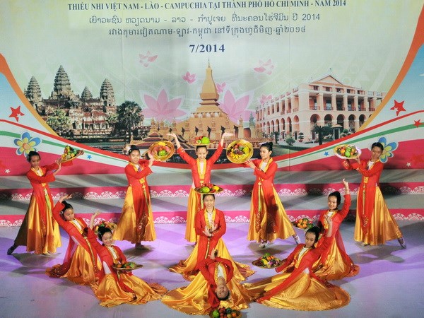 Một tiết mục trong chương trình giao lưu văn hóa, văn nghệ thiếu nhi Việt Nam-Lào-Campuchia. (Ảnh: An Hiếu/TTXVN)
