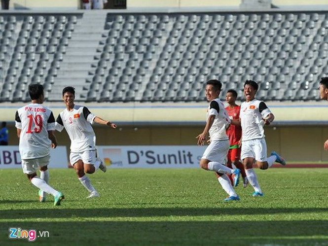 U19 Việt Nam ăn mừng chiến thắng cực kỳ quan trọng trước đối thủ Indonesia. (Nguồn: Zing)
