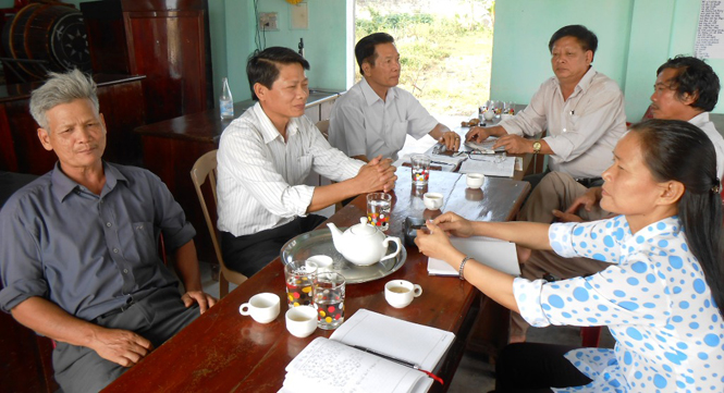 Các đồng chí trong BCH ĐBBP Tân Sơn, xã Đức Ninh, TP. Đồng Hới trao đổi công việc.