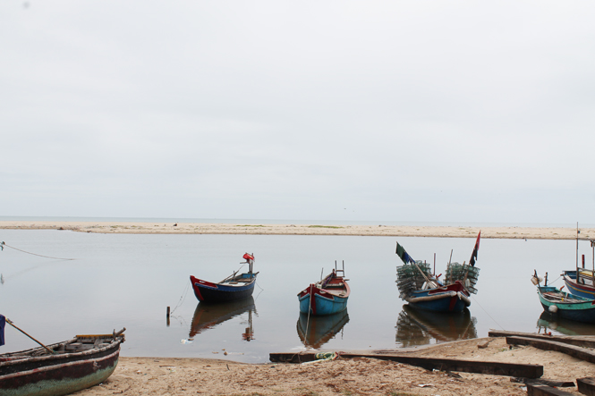 Cửa sông Lý Hòa vắng bóng tàu thuyền đánh bắt xa bờ neo đậu.