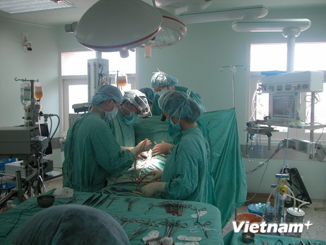 Một ca mổ tim tại Trung tâm tim mạch bệnh viện Trung ương Huế. (Ảnh: Quốc Việt/Vietnam+)