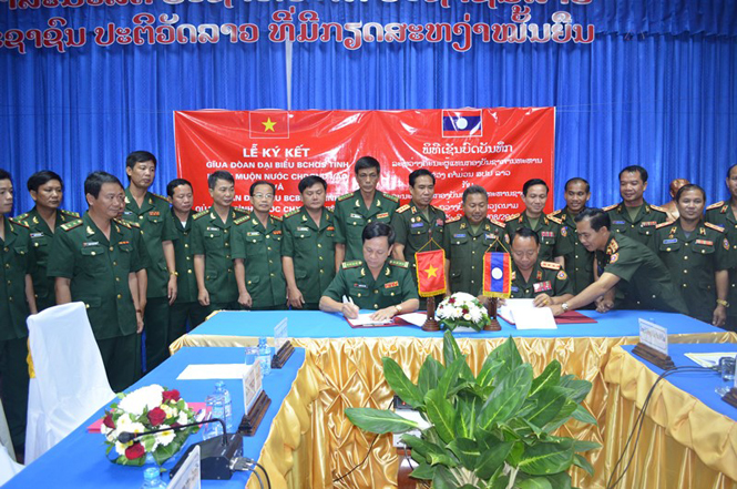 Đại diện lãnh đạo Bộ chỉ huy BĐBP Quảng Bình và Bộ CHQS tỉnh Khăm Muộn (Lào) ký kết biên bản chương trình phối hợp.