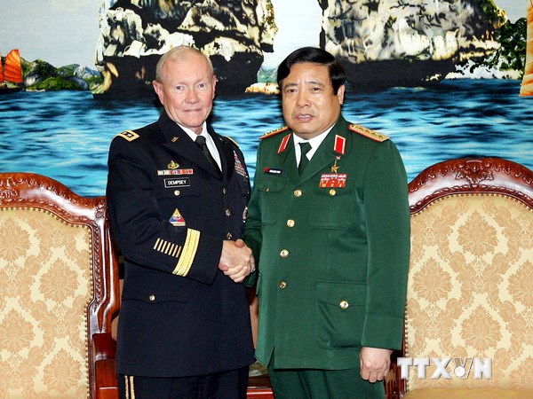 Bộ trưởng Phùng Quang Thanh tiếp Chủ tịch Hội đồng Tham mưu trưởng Liên quân Hoa Kỳ Martin Dempsey. (Ảnh: Trọng Đức/TTXVN)