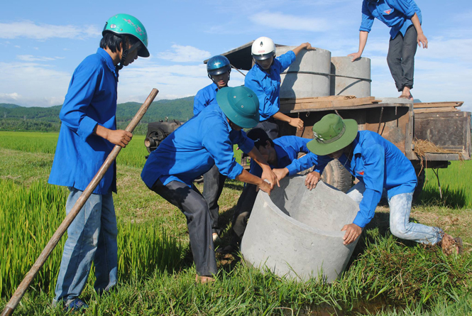 Lực lượng thanh niên Quảng Ninh tham gia xây dựng nông thôn mới.
