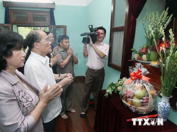 Chủ tịch Quốc hội Nguyễn Sinh Hùng cùng các lãnh đạo của Quốc hội đến dâng hương tưởng niệm Bác Hồ tại ngôi nhà 67. (Ảnh: Nhan Sáng/TTXVN)