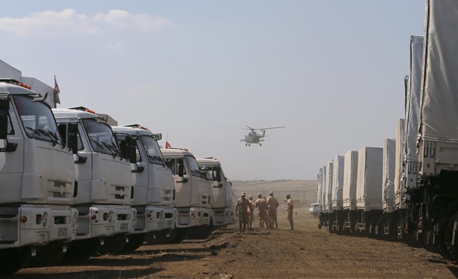 Đoàn xe cứu trợ Nga đậu ở vùng Kamensk-Shakhtinsky, gần Rostov hôm 14-8 (Nguồn: Reuters)