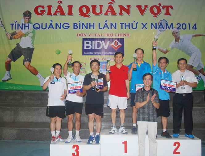 Đồng chí Lương Văn Luyến, TUV, Giám đốc Sở Văn hóa-Thể thao và Du lịch trao thưởng cho các VĐV khối lãnh đạo.