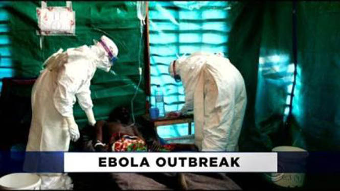 Các bác sĩ đang chăm sóc một bệnh nhân bị nhiễm Ebola ở châu Phi.