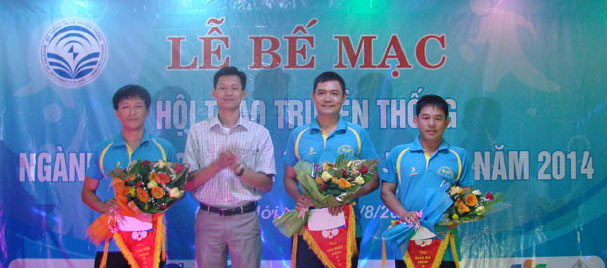 Các VĐV Báo Quảng Bình đoạt giải bóng bàn.