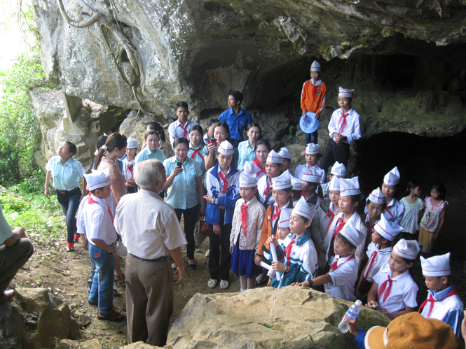 Các em thiếu niên, nhi đồng huyện Minh Hóa đến thăm hang lèn Cây Quýt.