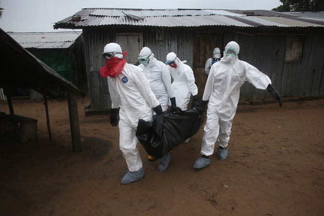 Một đội chống dịch Ebola ở Liberia đưa thi thể một bệnh nhân ra khỏi nhà, ngày 17-8. (Nguồn: Getty)