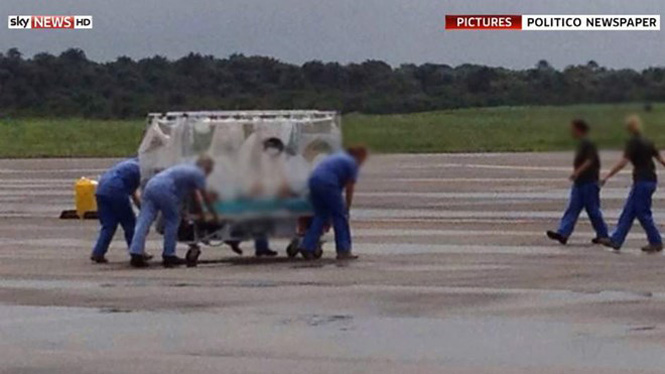  Hình ảnh bệnh nhân Ebola người Anh được đưa tới London được chiếu trên SkyNews