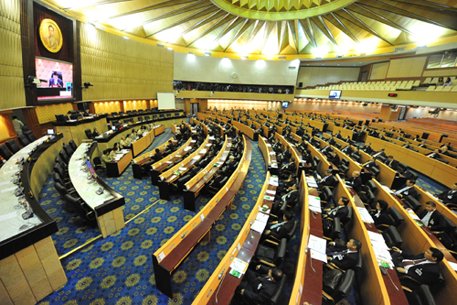 Các thành viên Hội đồng lập pháp quốc gia Thái Lan bỏ phiếu bầu Thủ tướng lâm thời tại tòa nhà Quốc hội ở thủ đô Bangkok ngày 21-8. Ảnh: THX-TTXVN