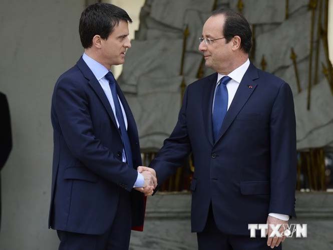 Tổng thống Pháp Francois Hollande (phải) và Thủ tướng Manuel Valls (trái) sau cuộc họp ngày 4-4. (Nguồn: AFP/TTXVN)
