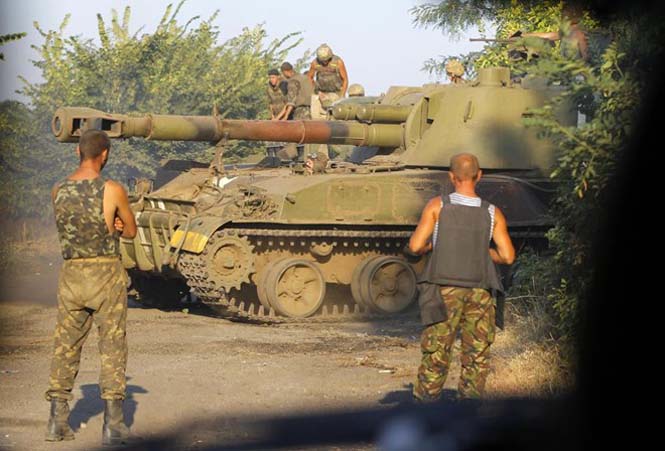 Binh sĩ Ukraine tại vùng Lugansk hôm 14-8 (Nguồn: AP)