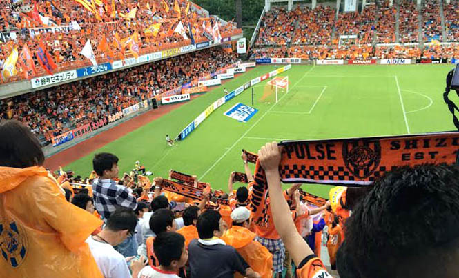 CĐV Nhật Bản tạo nên bầu không khí rất sôi động tại J-League. Ảnh: H.H