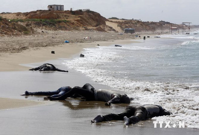 Thi thể các nạn nhân trong vụ chìm thuyền tại bờ biển ở Garabulli, Libya ngày 25-8. (Nguồn: THX/TTXVN)
