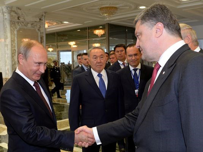 Tổng thống Nga Vladimir Putin và Tổng thống Ukraine Petro Poroshenko bắt tay tại Minsk (Nguồn: AFP)