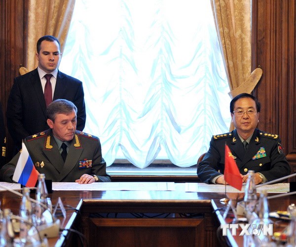Tổng Tham mưu trưởng các lực lượng vũ trang Nga, Tướng Valery Gerasimov (trái) và Tổng Tham mưu trưởng quân Giải phóng Nhân dân Trung Quốc Phòng Phong Huy trong cuộc họp báo chung hồi tháng 7-2013. (Nguồn: THX/TTXVN)