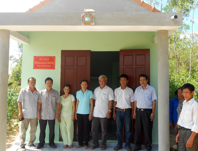 Tổ chức 5H trao nhà tình thương cho bà Trần Thị  Xuân 