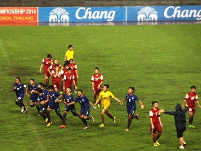 U19 nữ Thái Lan (áo xanh) ăn mừng ở trận chung kết trong thất bại của U19 nữ Việt Nam. (Ảnh: AFF)