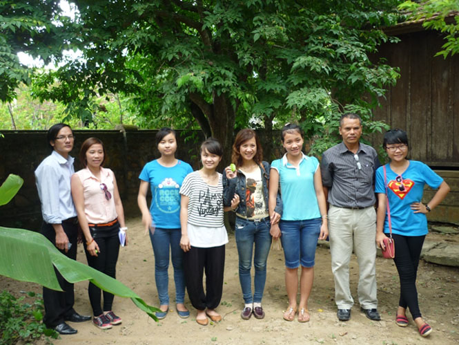 Các trại viên của trại sáng tác trẻ 2013 tại Nhà lưu niệm Đại tướng Võ Nguyên Giáp.