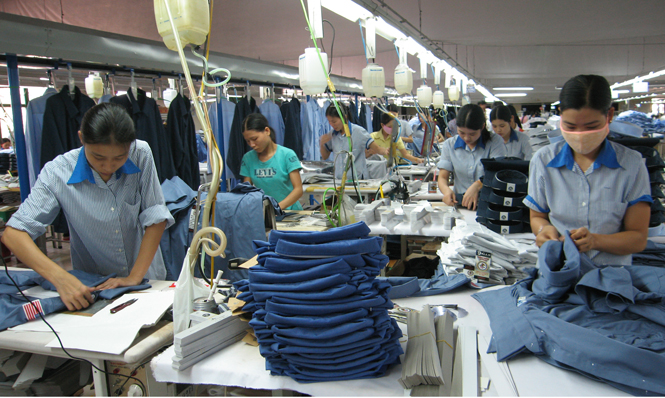Công nhân lao động Xí nghiệp may xuất khẩu Hà Quảng thi đua lao động sản xuất.