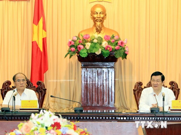 Chủ tịch nước Trương Tấn Sang và Chủ tịch Quốc hội Nguyễn Sinh Hùng chủ trì buổi làm việc. (Ảnh: Nguyễn Khang/TTXVN)