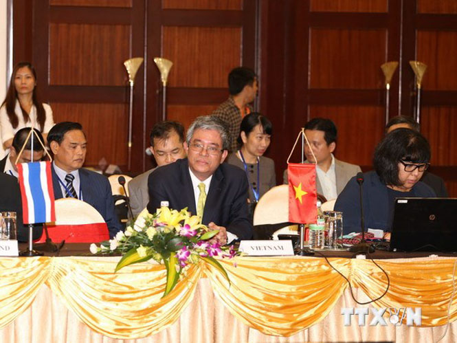  Thứ trưởng Bộ Ngoại giao Phạm Quang Vinh (ngồi giữa), Trưởng SOM ASEAN Việt Nam tham dự diễn đàn. (Ảnh: Trần Lê Lâm/TTXVN)