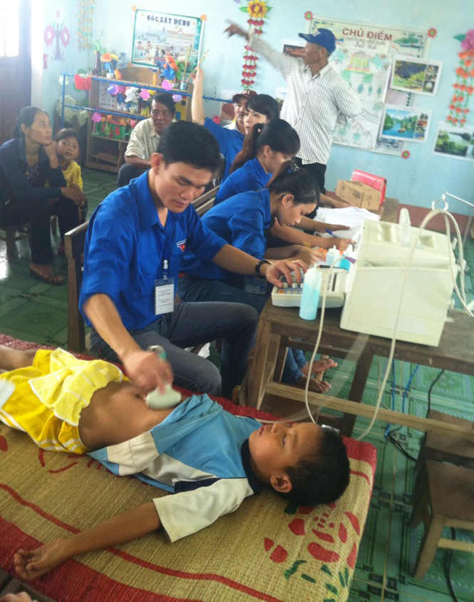 Đoàn viên thanh niên thị xã Ba Đồn tham gia công tác chăm sóc sức khỏe  cho thiếu niên, nhi đồng.