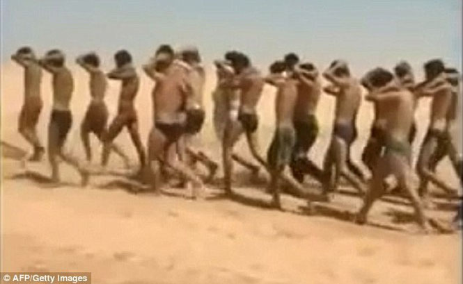 Hình ảnh các tù nhân bị IS dẫn giải qua sa mạc (Nguồn: DM)