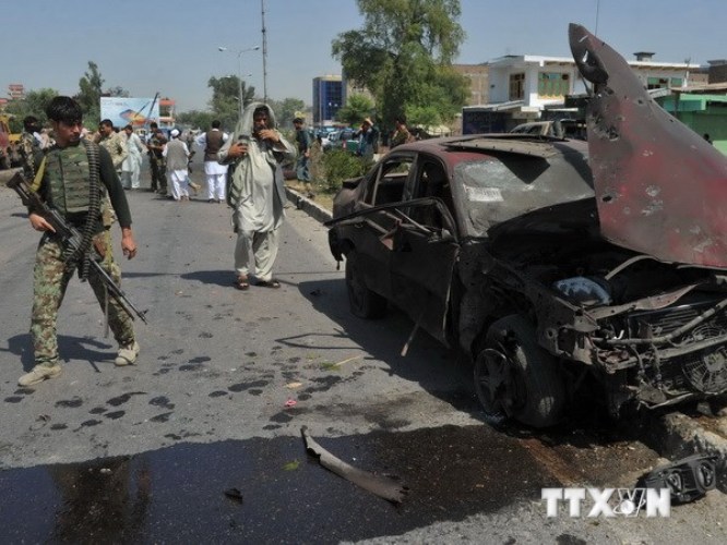 Binh sĩ Afghanistan điều tra tại hiện trường một vụ đánh bom ở Jalalabad. (Nguồn: AFP/TTXVN)