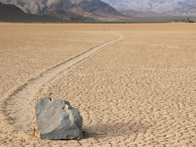 Những hòn đá lớn đã di chuyển và để lại dấu vết rõ ràng trên mặt đất. (Nguồn: Getty Images)