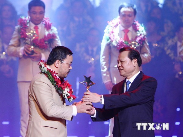 Phó Thủ tướng Vũ Văn Ninh trao giải thưởng Sao đỏ cho doanh nhân trẻ tiêu biểu xuất sắc. (Ảnh: Dương Giang/TTXVN)