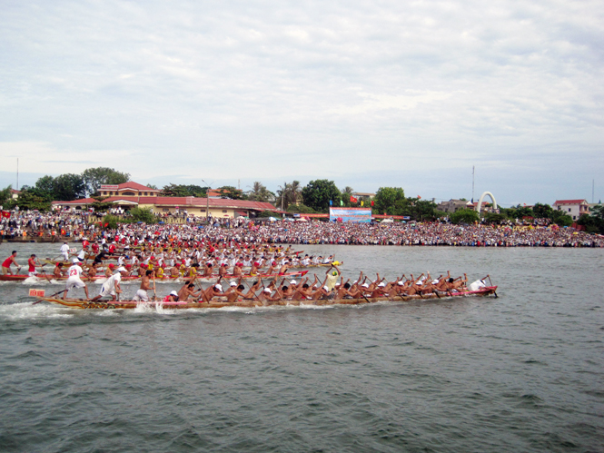 Quang cảnh lễ hội đua thuyền truyền thống huyện Quảng Ninh năm 2013.
