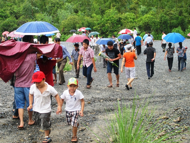 Dưới trời mưa tầm tã, hàng ngàn lượt người vẫn đổ về Vũng Chùa - Đảo Yến viếng mộ Đại tướng