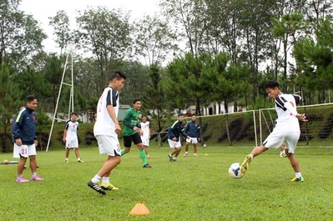 Các cầu thủ U19 Việt Nam tập luyện miệt mài, không có ngày nghỉ. (Ảnh: Minh Trần)