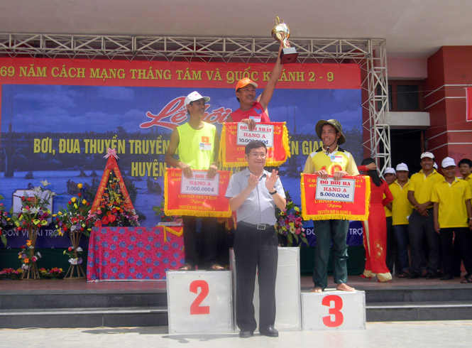 Đồng chí Trần Tiến Dũng, TUV, Phó Chủ tịch UBND tỉnh trao giải cho các vận động viên đua, bơi.